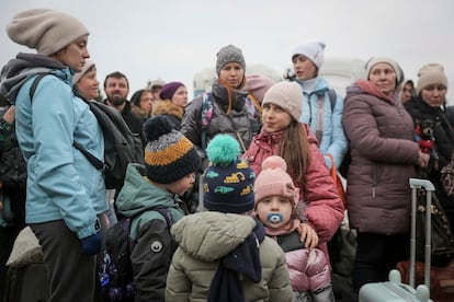 Ciudadanos ucranios esperando a entrar en Polonia por la frontera de Korczowa, este viernes.