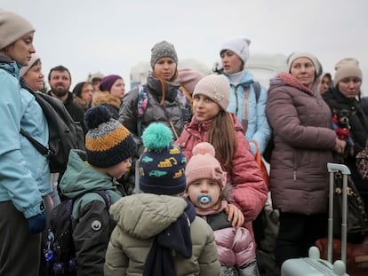 Ciudadanos ucranios esperando a entrar en Polonia por la frontera de Korczowa, este viernes.