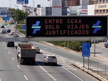Tráfico en la Autovía-S30 a la salida de Sevilla, cuando toda Andalucía ha pasado a la fase 3 de la desescalada.