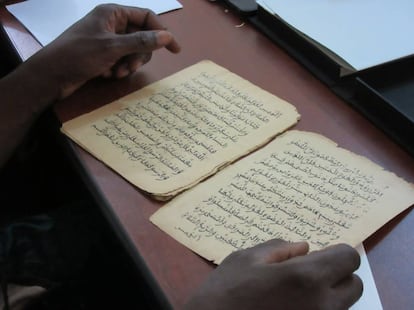 Uma pessoa lê alguns dos 377.000 manuscritos que estão sendo restaurados e digitalizados, em Bamako (Mali).