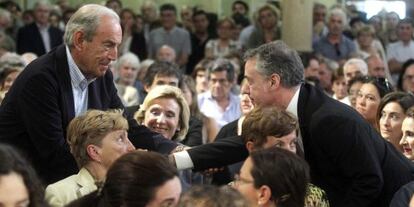 Saludo entre Carlos Garaikoetxea y Iñigo Urkullu este lunes en la ceremonia civil de despedida de Néstor Basterretxea. 