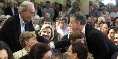Saludo entre Carlos Garaikoetxea y Iñigo Urkullu este lunes en la ceremonia civil de despedida de Néstor Basterretxea.