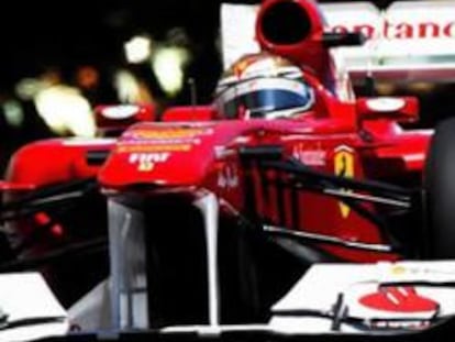 El piloto español Fernando Alonso conduce su monoplaza durante la sesión de clasificación del Gran Premio de Mónaco