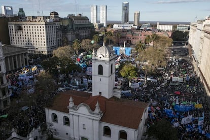 La Marcha Federal congrega a una multitud en la Plaza de Mayo porteña.