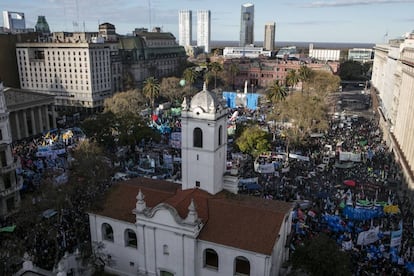 La Marcha Federal congrega a una multitud en la Plaza de Mayo porte&ntilde;a.