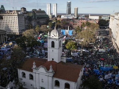La Marcha Federal congrega a una multitud en la Plaza de Mayo porte&ntilde;a.