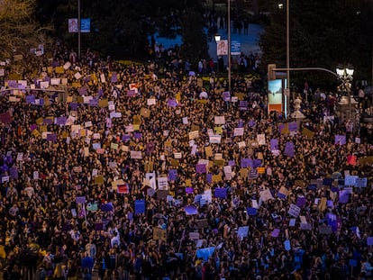 Manifestación del Día de la Mujer, el 8M, a su paso por Cibeles, en Madrid.