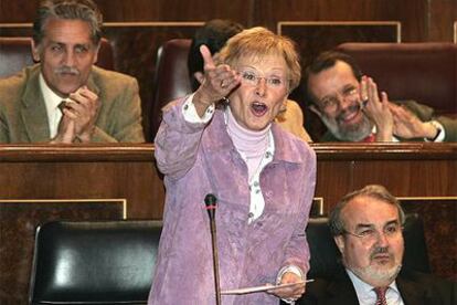 La vicepresidenta primera del Gobierno, María Teresa Fernández de la Vega, se dirige a los diputados del PP en el pleno del Congreso.