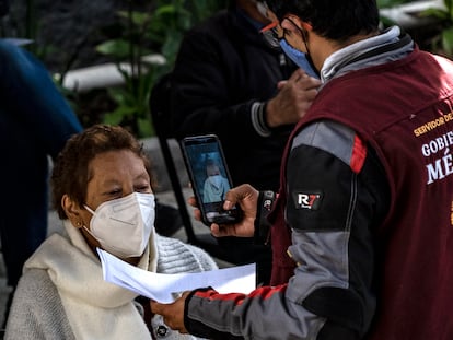 Un funcionario toma una fotografía de una mujer vacunada contra la covid en Ciudad de México, este miércoles.