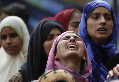 Una mujer llora cerca del cuerpo del rebelde asesinado Jehinger Ahmad en un momento de su entierro en Keller,en la Cachemira controlada por la India.