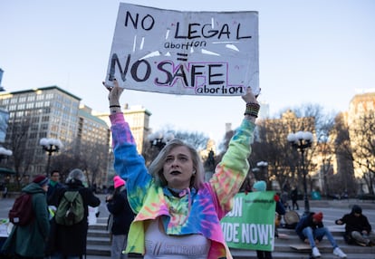 Una mujer con un cartel a favor del aborto legal en una protesta por el 8-M en Nueva York (EE UU).