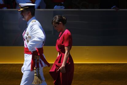 Don Felipe y doña Letizia, durante el desfile de las Fuerzas Armadas celebrado en Sevilla.