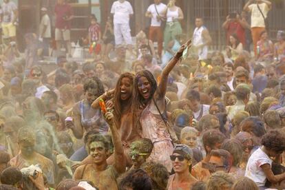 Los asistentes a la fiesta se bañan en una mezcla de agua con polvo coloreado traído desde la India.