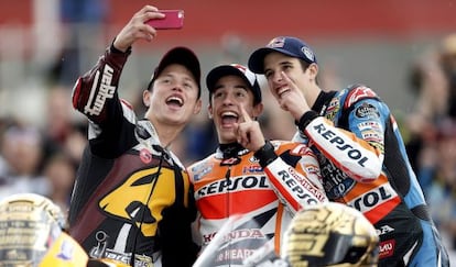 Los españoles campeones del mundo: Tito Rabat, Marc Márquez y Àlex Márquez posan juntos, ayer, en el Circuito Ricardo Tormo de Cheste.