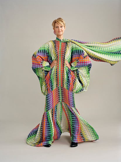 La actriz lleva un vestido de CHRISTOPHER JOHN ROGERS, zapatos de BALENCIAGA y pendientes de PANCONESI.