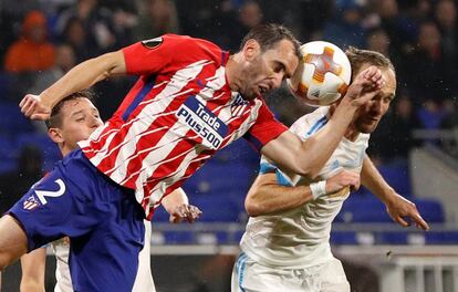 Diego Godin y Valere Germain luchan por la pelota.