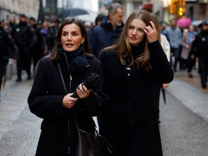 La reina Letizia y princesa Leonor, durante la procesión de Nuestra Señora de la Soledad y Desamparo y del Paso del Santísimo Cristo Yacente, en la que han participado junto al rey Felipe (detrás), y la infanta Sofía, este sábado en la madrileña calle de Alcalá.