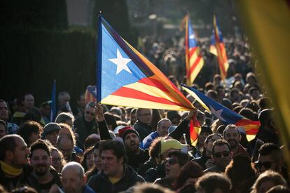 Manifestantes independentistas en apoyo a la investidura del candidato Carles Puigdemont en Barcelona.