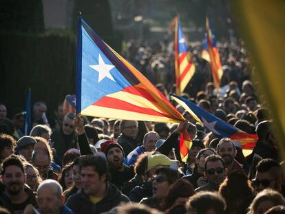 Manifestantes independentistas en apoyo a la investidura del candidato Carles Puigdemont en Barcelona.
