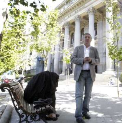 El candidato de IU a la Presidencia de la Comunidad, Gregorio Gordo, delante de la Bolsa de Madrid.