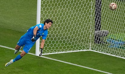 El portero marroquí Yassine Bounou no logra para el balón lanzado por Mislav Orsic. Segundo tanto de la selección de Croacia.