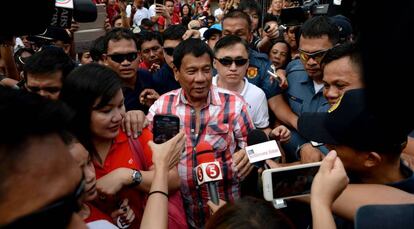 El candidato Rodrigo Duterte, a su llegada al colegio electoral en Davao.