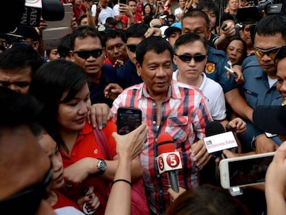 El candidato Rodrigo Duterte, a su llegada al colegio electoral en Davao.