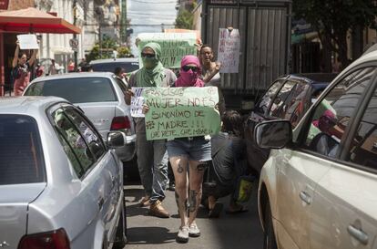 Manifestantes en el centro de Asunción exigen el derecho a decidir sobre sus cuerpos.