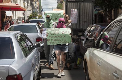 Manifestantes en el centro de Asunción exigen el derecho a decidir sobre sus cuerpos.