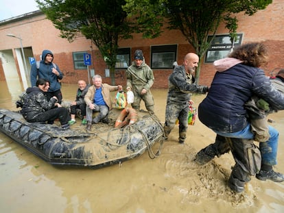 Varias personas son rescatadas en Faenza, este jueves.