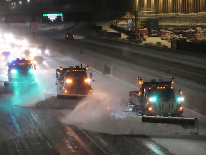 Snow plows move snow from I-35W southbound on Wednesday, February 22, in Minneapolis.