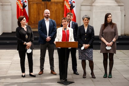 Los nuevos ministros del Gobierno de Chile participan en una rueda de prensa este martes tras la ceremonia de cambio de Gabinete del Gobierno en el Palacio de La Moneda, en Santiago (Chile).