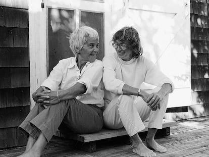 Retrato de la poeta Mary Oliver (izquierda) y su pareja Molly Malone Cook, incluido en el libro 'Nuestro mundo'.