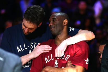 Pau, cuando ya jugaba en los Chicago Bulls, junto a Kobe Bryant durante el partido All-Star de 2016. Aunque el español dejó los Lakers en 2014, su amistad con el alero estadounidense perduró. 