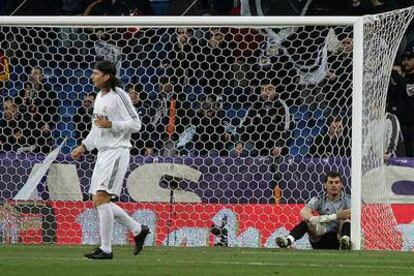 Casillas, en el suelo, y Pablo García, tras uno de los goles del Racing.