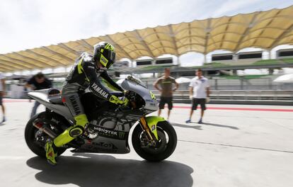 Valentino Rossi, instantes antes de comenzar a rodar con su Yamaha.