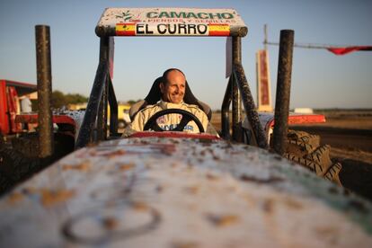Francisco Villena, lleva más de 15 años construyendo su propio tractor de carreras, fue el primero en instalarle motores Chevrolet. "Si los americanos vieran lo que hacemos con sus motores, fliparían..." asegura.
