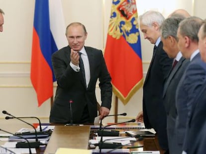 El presidente ruso, Vlad&iacute;mir Putin, durante una reuni&oacute;n este lunes de su Gabinete.
