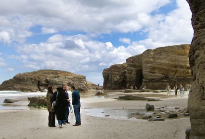 Visitantes en la playa de As Catedrais, en Ribadeo