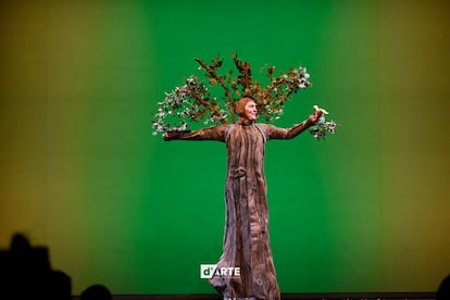 El actor Luis Cao disfrazado de árbol en una escena de 'Greenpiss'.