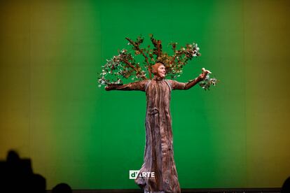 El actor Luis Cao disfrazado de árbol en una escena de 'Greenpiss'.