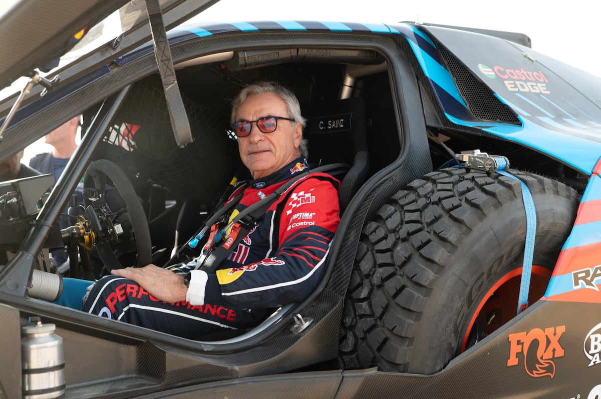 Carlos Sainz defends crown at 62 years old in a very open Dakar