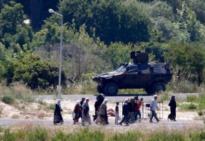 Un grupo de sirios caminan hacia Turquía en la zona fronteriza entre los dos países cerca de la ciudad turca de Guvecci.