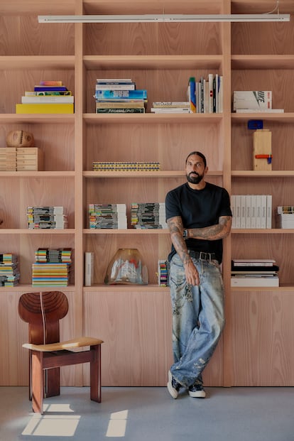 Gorham posa ante una de las estanterías del estudio llena de libros de arte y baloncesto que usa para inspirarse.