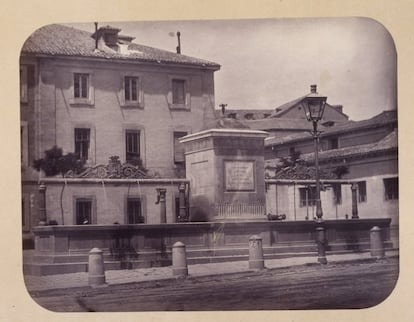 Fuente de la plaza San Marcial, ubicada delante del cuartel de San Gil, inicialmente pensado como convento para unos frailes que vivían junto al Palacio Real, los llamados 'gilitos'. El edificio comenzó a derruirse en 1906.