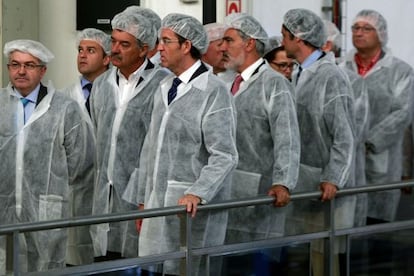 Alberto Núñez Feijóo visits a factory in June 2012.