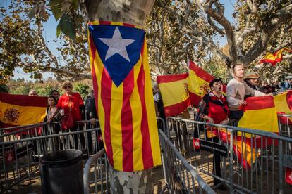 Una bandera estelada a las puertas del Parlament de Catalunya, en 2015.