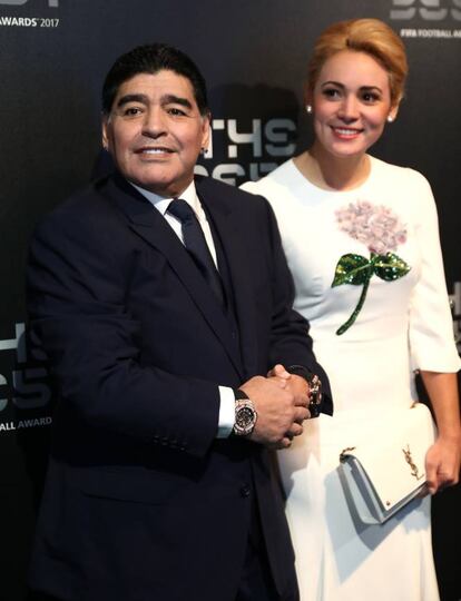 <strong>Quiénes.</strong> Diego Armando Maradona está considerado por los expertos “el mejor futbolista de todos los tiempos”, aunque hoy es más célebre por su vida privada. Rocío Oliva es también futbolista, pero se hizo famosa hace algo más de cuatro años, cuando empezó su relación con Maradona. Él tiene 56 y ella 26. </p> <strong>Los hechos.</strong> La relación entre Rocío y Maradona siempre ha sido rica en altercados. En 2014, por ejemplo, se hizo viral un <a href="https://www.youtube.com/watch?v=1ZNwswMZn0Y"_blank">vídeo</a> en el que el ex futbolista agredía a su novia tras una discusión. Y ese mismo año, en Dubái, otro enfrentamiento hizo que Maradona echara a su chica de casa y la denunciara por robarle unas joyas. Su última pelea fue en Madrid en febrero de 2017: Maradona tuvo un ataque de celos y se peleó con Rocío, que llamó a recepción para decir que su pareja le estaba pegando. Cuando llegó la policía, declaró que solo había sido una discusión. En la actualidad, Diego y Rocío siguen juntos. </p> En la imagen, Maradona y Rocío Oliva en los premios de fútbol The Best FIFA de 2017.