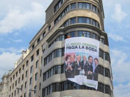 Una imagen del cartel colgado por Greenpeace en el edificio de Schweppes.