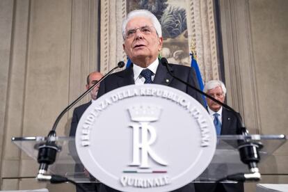 El presidente italiano, Sergio Mattarella, comparece en el Palacio del Quirinal tras reunirse con el primer ministro, Giuseppe Conte.